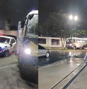 Batida entre ônibus, carro e poste deixa trânsito lento na Av. Ceci Cunha, em Arapiraca