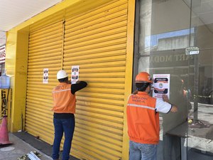 Defesa Civil interdita imóveis vizinhos após incêndio em loja no Centro de Maceió