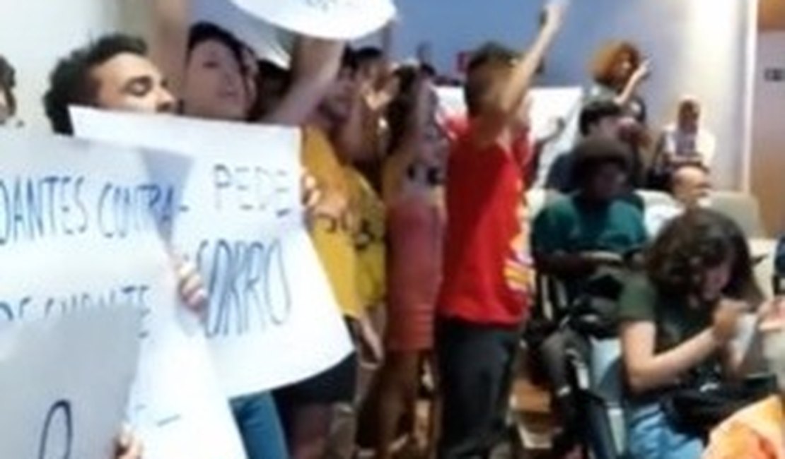 Estudantes da Ufal realizam protesto durante visita do ministro da Educação