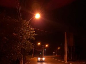 Prefeitura restabelece iluminação da ladeira que dá acesso ao bairro Fernão Velho
