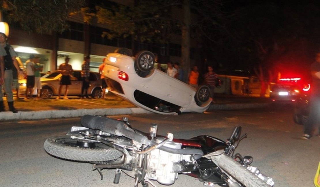 Com sinais de embriaguez, motorista capota carro em avenida de Arapiraca