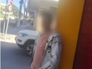 [Vídeo] Homem quebra trava para furtar moto e é flagrado e preso no Centro de Arapiraca