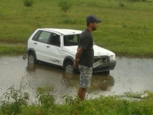Motorista perde controle do veículo e cai em lagoa próximo a Folha Miúda