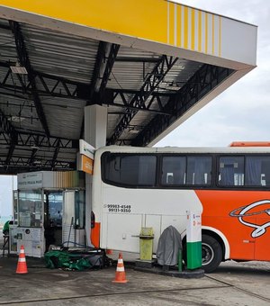 Motorista de ônibus dá a ré, bate em estrutura e derruba bomba de combustível no Trapiche