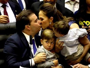 Câmara concede passaporte diplomático a 404 filhos e cônjuges de deputados