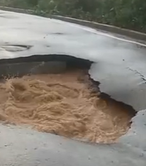 Chuva forte abre cratera em pista recém-asfaltada no bairro Guaribas, em Arapiraca