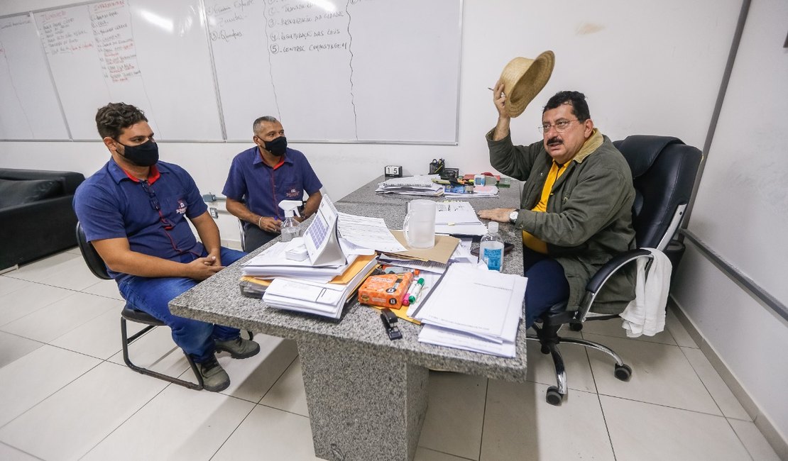 Gilberto Gonçalves assina ordem de serviço para reforma de praça em Rio Largo