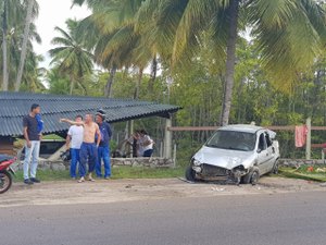Condutora capota veículo e colide em dois automóveis em Maragogi