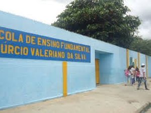 Adolescente quebra cadeiras de escola em Arapiraca