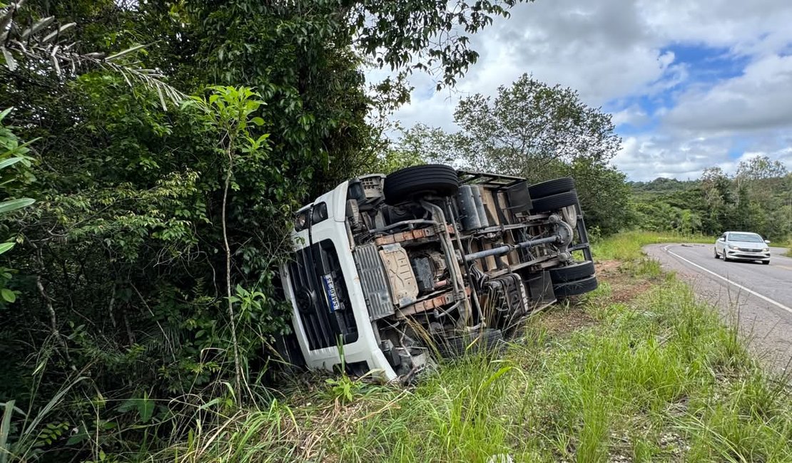 Carreta tomba e deixa três pessoas feridas no município de Penedo
