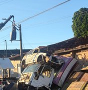 Após prefeitura repor lâmpada, dono de sucata desafia moradores e arranca braço de poste