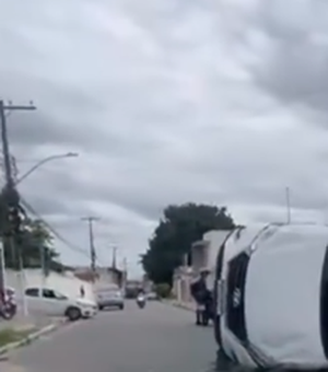 Carro capota após forte colisão com veículo estacionado em Arapiraca