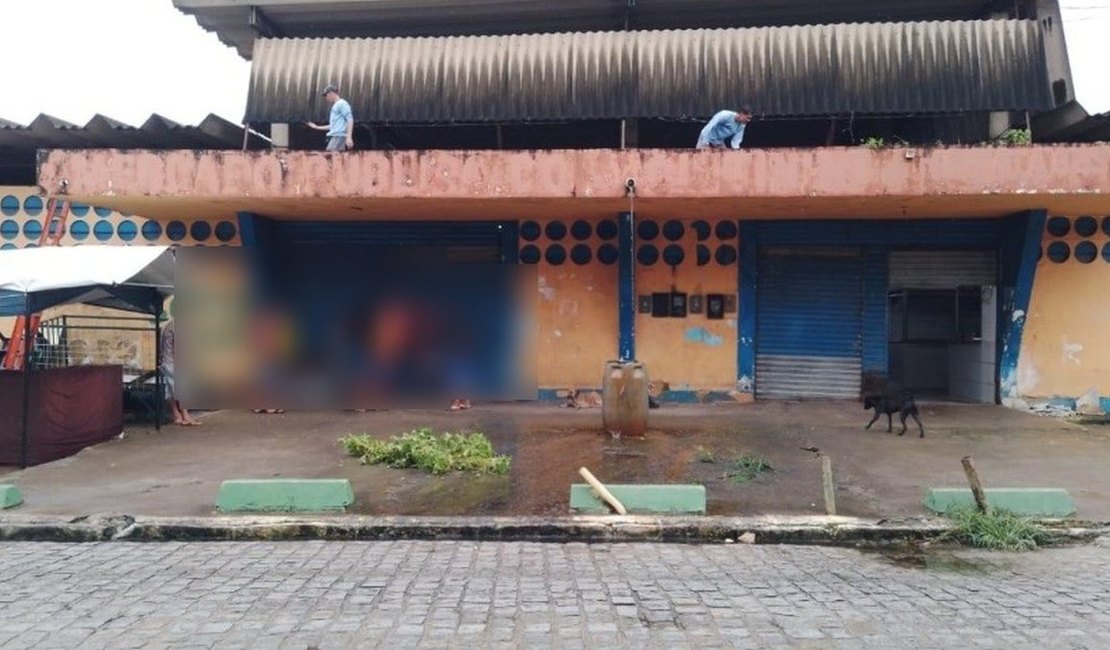 Homem é preso com revólver e drogas em barraca de coco no Mercado Público do Jacintinho, em Maceió