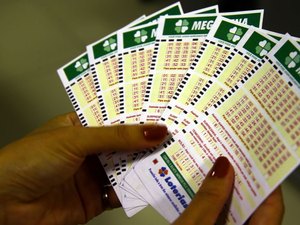 Mega-Sena acumula e prêmio principal vai para R$ 20 milhões