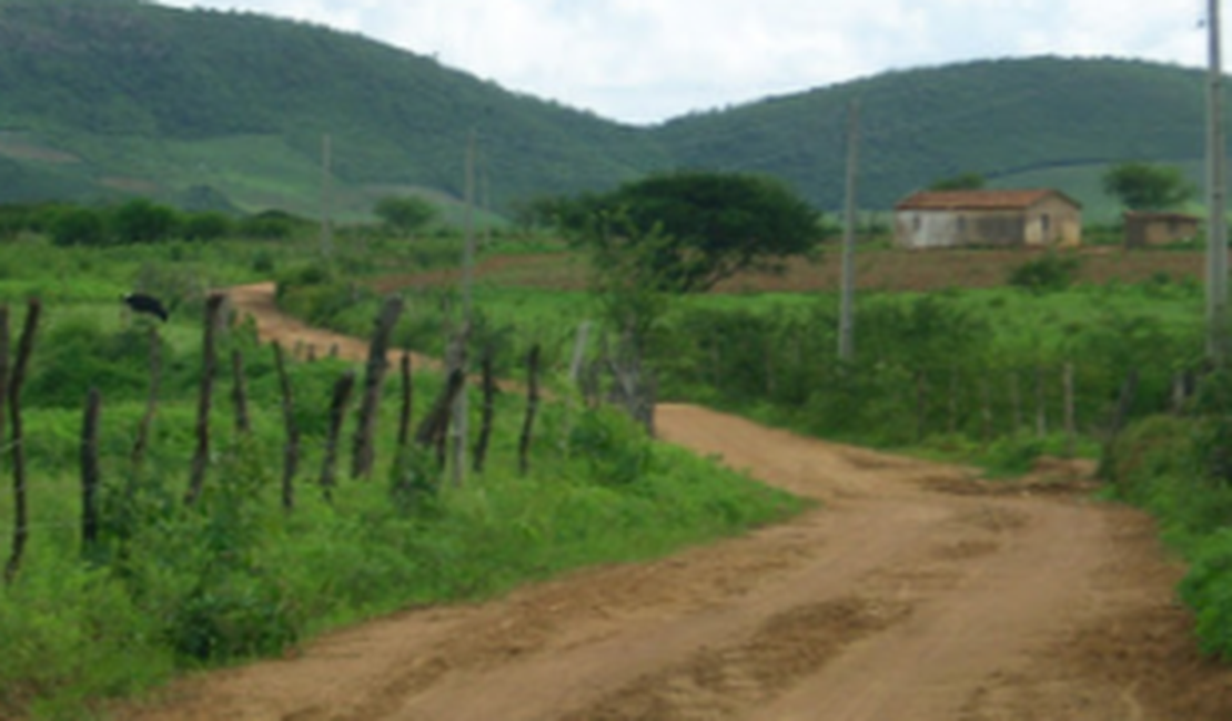Quatro homens em duas motos roubam caminhonete na zona rural de Girau do Ponciano