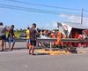Caminhão tomba e deixa homem preso às ferragens na Barra de São Miguel