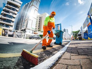 Descarte irregular de materiais cortantes fere garis durante coleta de lixo em Maceió