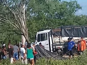 Idoso de bicicleta é atropelado por caminhão em Delmiro e fica em estado grave