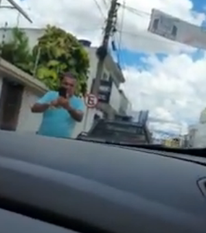 [Vídeo] Irmão de servidor da SMTT desacata agentes de trânsito após ser multado
