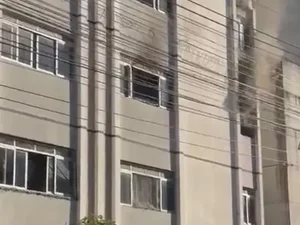 Incêndio atinge prédio na Ponta Verde, bairro na parte baixa de Maceió