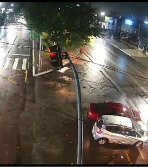 Batida durante a madrugada deixa trânsito lento na ﻿Avenida Fernandes Lima