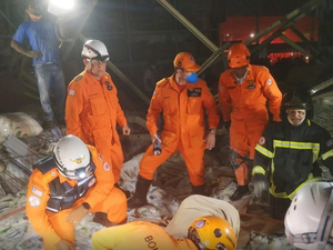 [Vídeo] Gôndolas de mercado atacadista caem em efeito dominó e matam uma pessoa