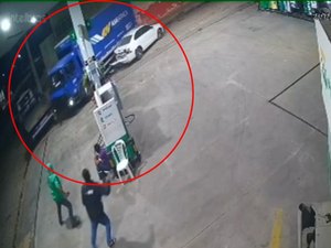 [Vídeo] Caminhão arrasta veículos após manobra em posto de combustíveis em São José da Tapera