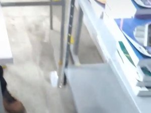 [Vídeo] Esgoto invade salas e aulas são suspensas em escola de Campestre