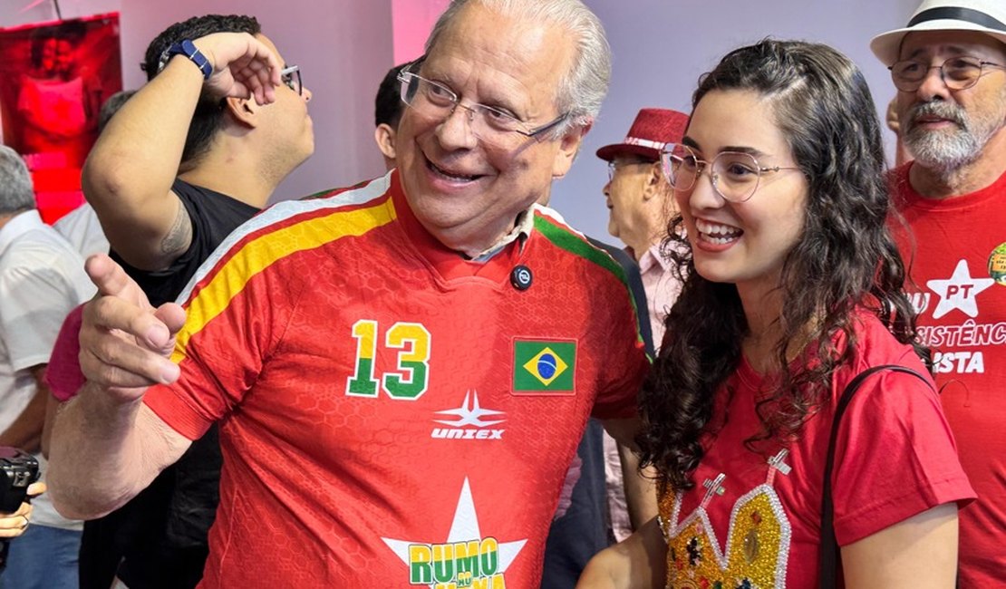 Teca Nelma participa de ato em defesa da democracia em Maceió no dia 8 de Janeiro