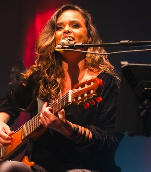 Fernanda Guimarães celebra o amor cantando Djavan em show especial no Theatro Homerinho