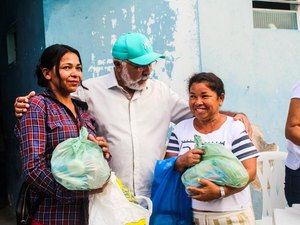 Prefeitura de Delmiro Gouveia beneficia 2.500 famílias com entrega de peixes e alimentos