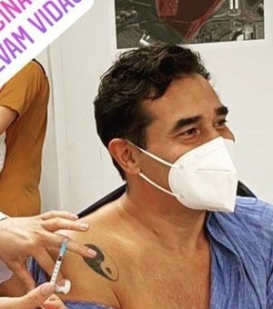 Após ficar na UTI, Luciano Szafir toma vacina contra covid: 'Alívio'