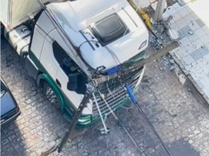 Caminhão entra na contramão, arrasta fiação e derruba poste na Ponta Verde