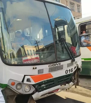 Ônibus fica sem freio e bate em três carros na Ladeira dos Martírios