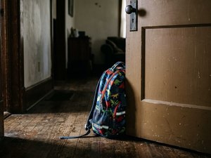 Mãe é presa após esconder drogas na mochila escolar do filho em Arapiraca