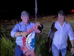 Cabo Bebeto comemora reintegração de posse em Arapiraca e leva bandeira do MST como troféu