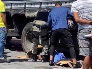 Homem é atropelado por caminhão e fica preso embaixo do veículo no Jacintinho