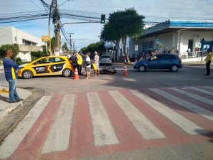 Motociclista avança semáforo, bate em carro e sofre escoriações em Arapiraca