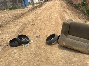 Moradores protestam contra atraso em obra e cobram pavimentação de rua em Arapiraca