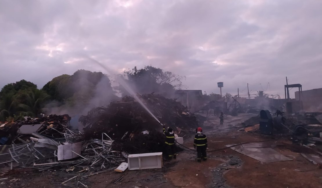 Incêndio de grandes proporções atinge centro de reciclagem do antigo lixão de Maceió
