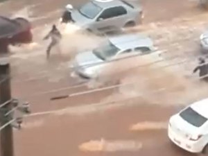 [Vídeo] Chuva forte arrasta motociclista em avenida do DF