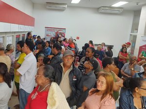 Idosos denunciam lotação e caixas eletrônicos sem funcionar em agência de Palmeira dos Índios
