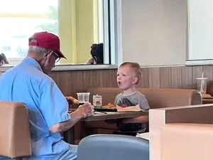 Criança vê idoso comendo sozinho e decide agir; gesto comove a web