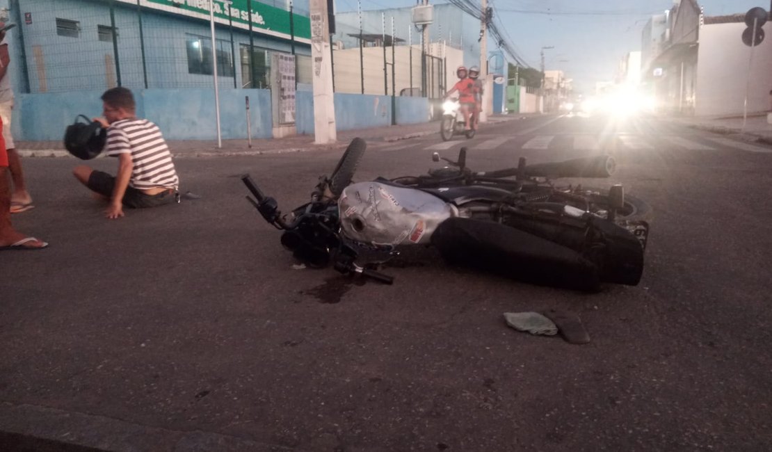 Jovem cruza sinal vermelho e é atingido por carro em Arapiraca