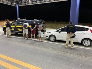 Homens com mandado de prisão em aberto e porte ilegal são presos na BR-104