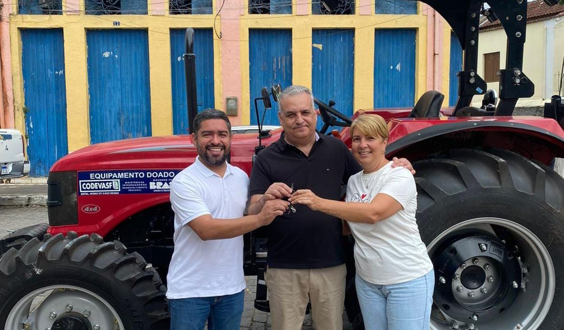 Deputado Alfredo Gaspar entrega caminhão frigorífico e trator para Viçosa