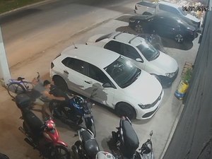 [Vídeo] Câmera flagra homem furtando capacete de moto na parte alta de Maceió