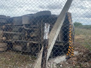 Capotamento de carro-forte na BR-423 em Delmiro Gouveia deixa dois feridos