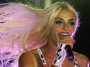 Pabllo Vittar grava clipe com musa trans africana em Portugal