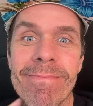 Filhos de Perez Hilton fugiram de casa durante automutilação ao vivo
